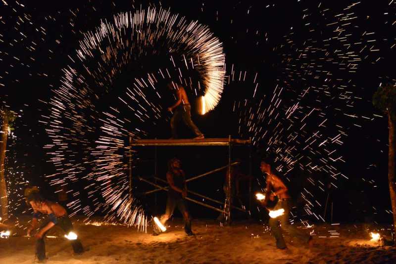 efate_port_vila_firedance_0421