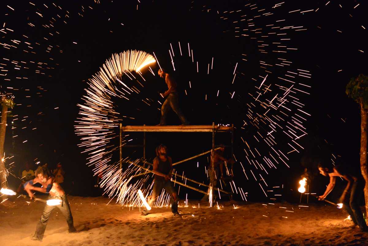 efate_port_vila_firedance_0411