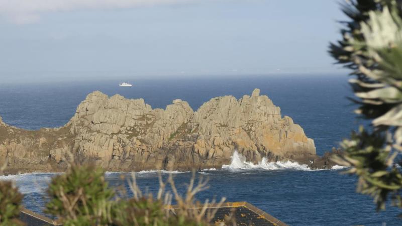 minack_theater_mrs_bensons_beetle_004